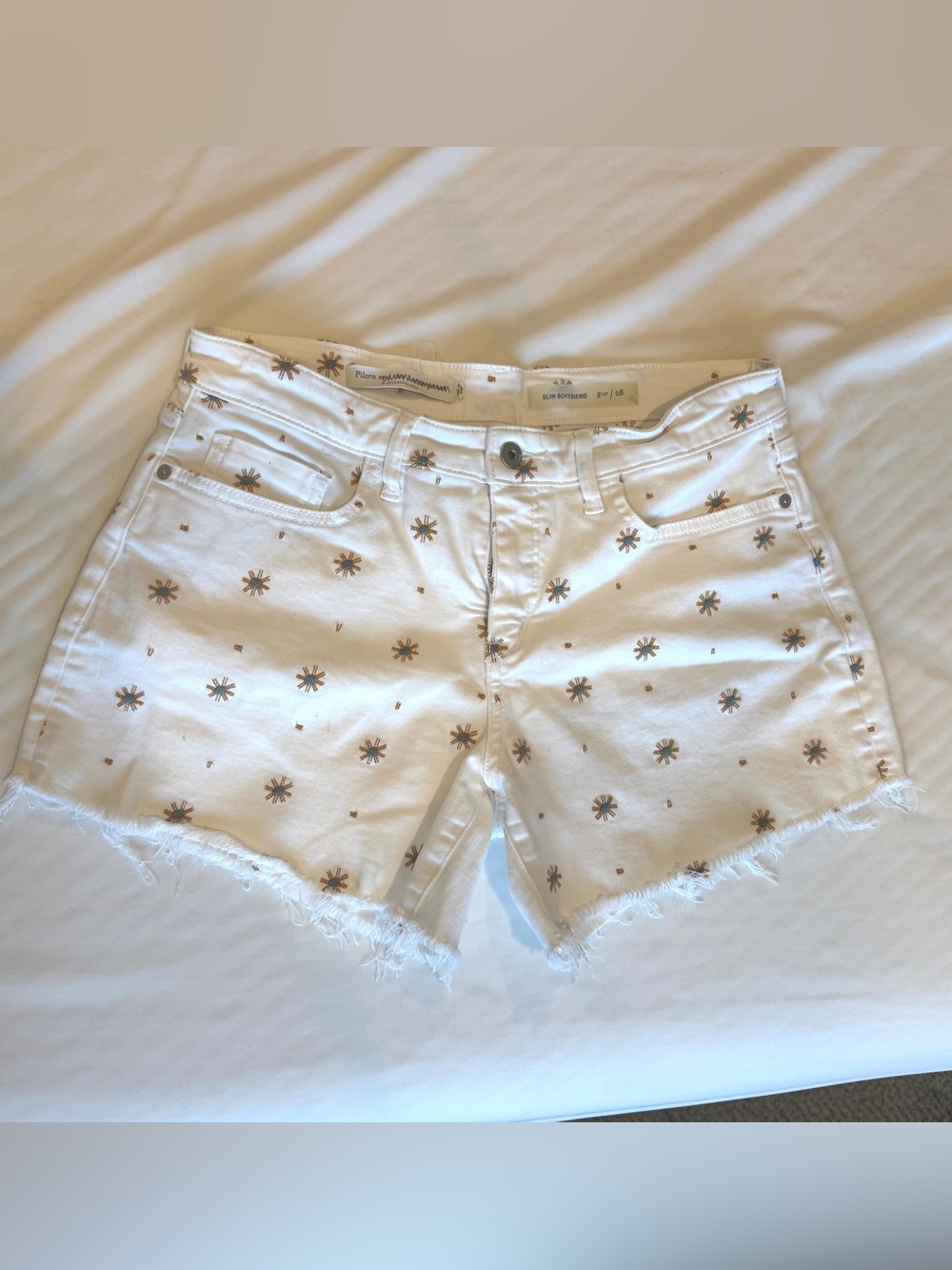 Anthropologie Pilcro White Daisy Embroidered Frayed Hem Denim Shorts Size 28